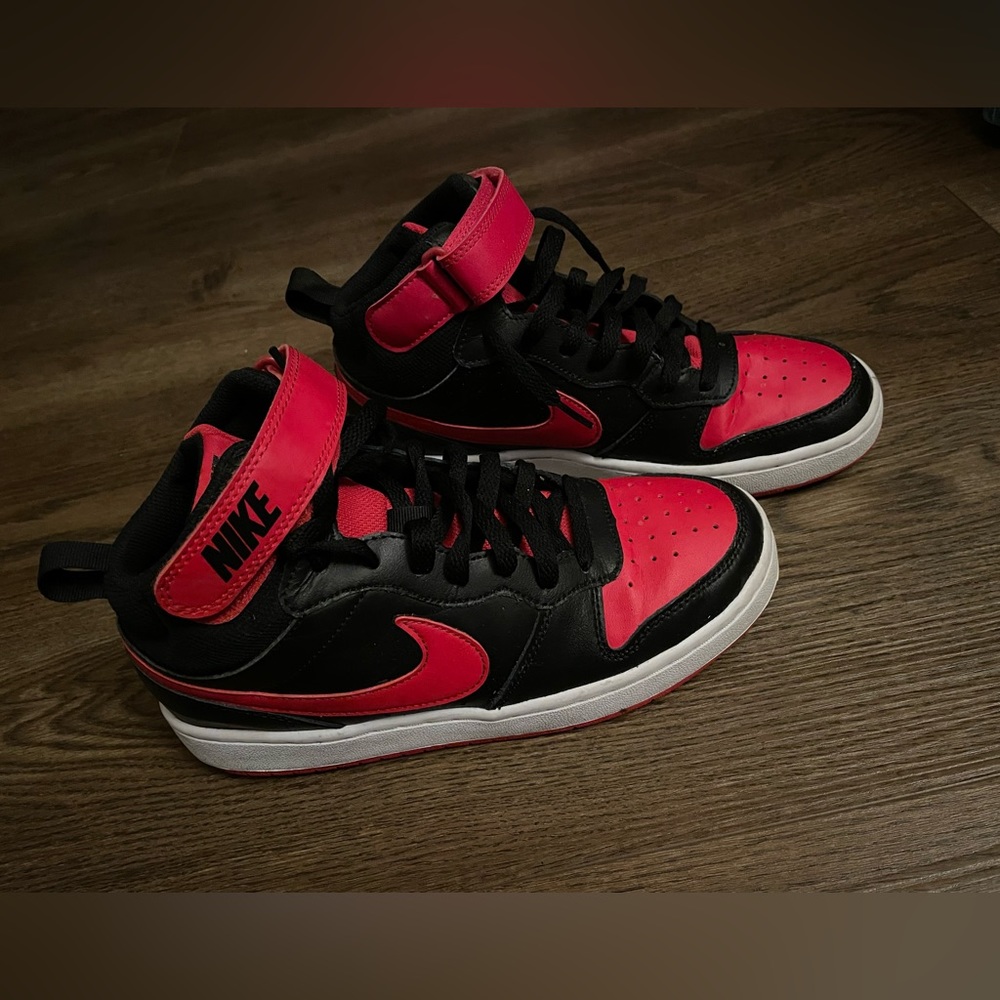 Nike Court Borough Mid 2
Black University Red (GS)